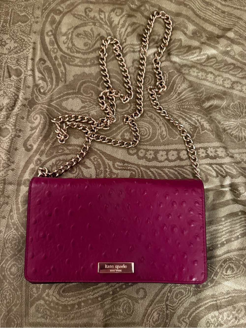 Like new! kate spade magenta crossbody with gold chain strap